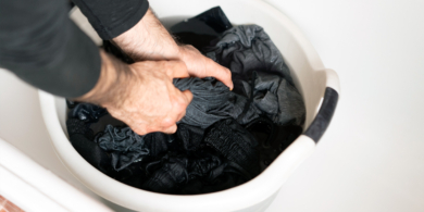 Как стирать чёрные вещи правильно