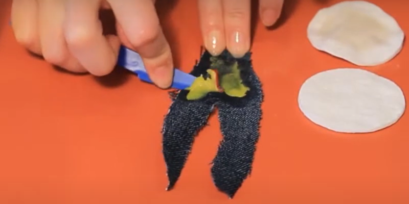 Как убрать пластилин с одежды, ковра, волос и&nbsp;обоев