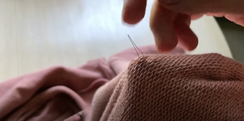 Как убрать затяжки на одежде