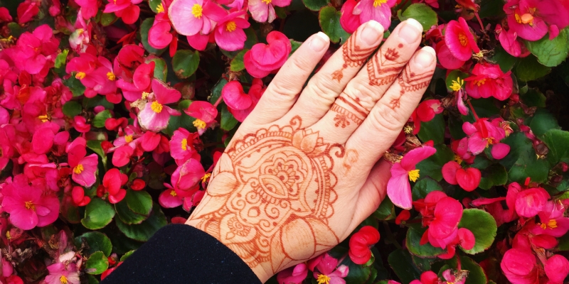 Чем отмыть хну с кожи